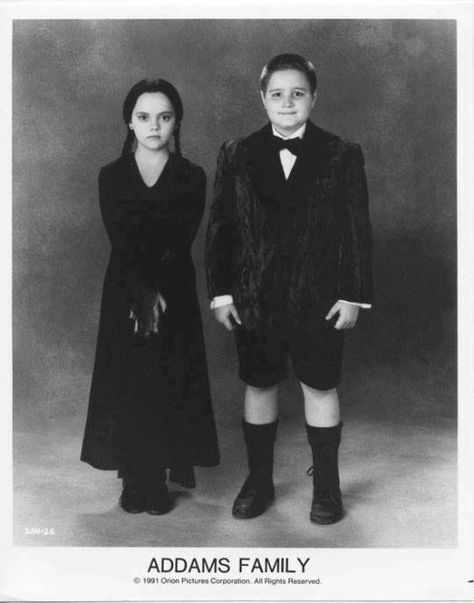 Merlina y Pericles Addams Family Quotes, Tim Burton Personajes, Addams Family Tv Show, Pugsley Addams, Addams Family Musical, Addams Family Movie, Addams Familie, Charles Addams, Addams Family Costumes