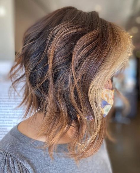 Reverse Balayage Blonde To Brown Short, Short Brunette Hair With Money Piece, Short Hair With Blonde Front Pieces, Short Brown Hair With Money Piece, Bob With Money Piece, Short Highlighted Hair, Chocolate Balayage, 2024 Haircut, Coloring Dark