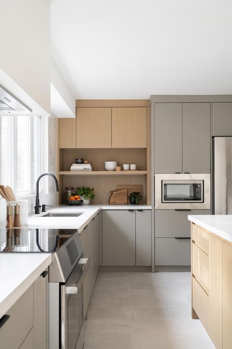 A modern minimalist Japandi-inspired kitchen with grey cabinets and wooden slat details No Corner Kitchen, Minimalist Home Design Ideas, Corner Kitchen Layout, Japandi Style Kitchen, Kitchen Layouts With Island, Minimalist Kitchen Design, Japandi Interior, Studio Kitchen, Kitchen Corner