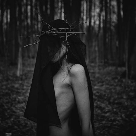 Horror Photography, Witch Photos, Gothic Photography, Horror Photos, Dark Beauty Photography, Photographie Portrait Inspiration, Fantasy Photography, Halloween Photoshoot, Photoshoot Themes