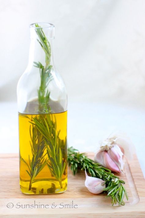 Rosemary and Garlic Infused Olive Oil Garlic Infused Olive Oil, Olive Oil Recipes, Diy Food Gifts, Gift Favors, Rosemary Garlic, Garlic Olive Oil, Garlic Oil, Infused Olive Oil, Flavored Oils