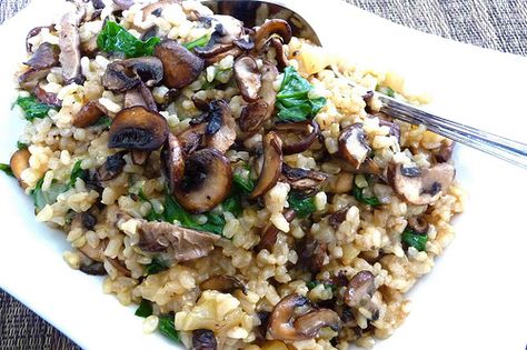 Toasted Brown Rice with Mixed Mushrooms, Spinach & Thyme Recipe Brown Rice Dishes, Ic Diet, Mushroom Appetizers, Thyme Recipes, Diner Recept, Vegan Lunch Recipes, Spanish Rice, Spinach Recipes, Spinach Stuffed Mushrooms