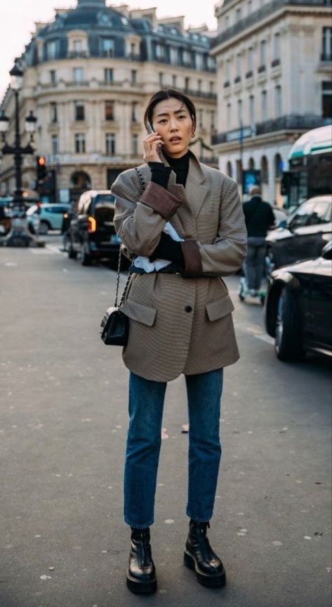 fall street style inspiration : oversized long blazer, black turtleneck, straight leg short denim, black zip up lug sole boots Paris Office Style, Longchamp Street Style, Library Outfits Aesthetic, Black Blazer Outfit, Sandal Tali, Mode Turban, Stil Inspiration, Mode Inspo, Blazer Outfits