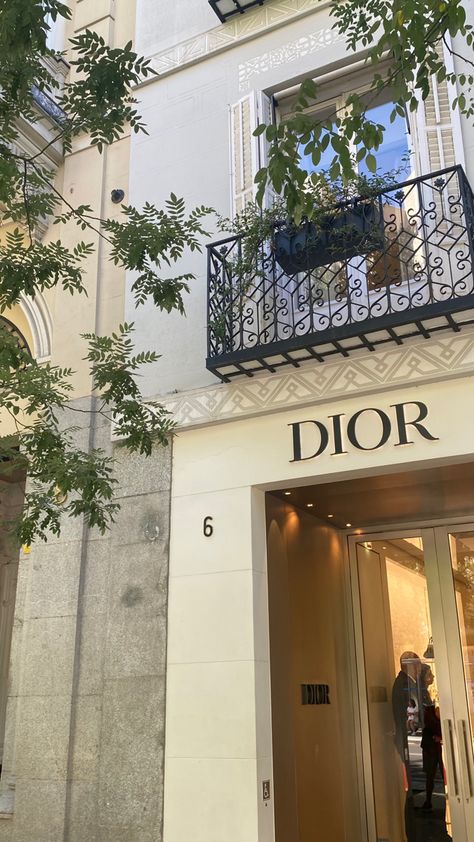 dior aesthetic store dior core old money life aesthetic girl city girl Dior Aethstetic, Old Money Brands Aesthetic, Old Dior Aesthetic, Old Money Stores, Vintage Money Aesthetic, Dior Store Aesthetic, Old Money Things, Vintage Dior Aesthetic, Dior Old Money