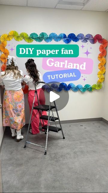 Stephanie Osmundson & Loreal Hemenway on Instagram: "We are on the edgeeeee of something GORGEOUS!! It’s these paper fan borders BUT with a stunning ombre twist!!💖✌🏻🌼🌈✨  We used these leftover spray paint and some white cardstock paper to create the ULTIMATE BORDER… we especially love it paired with our new bulletin board kit! 🤩🤩🤩  Save this video to recreate later and COMMENT “BOARD” for a link to this resource 🔗👍🏻✨  #hack #tutorial #diy #teacherhack #classroomdiy #decoratewithme #classroomtransformation #bulletinboard #bulletinboardideas #iteach #iteachtoo #teachersfollowteachers #bulletinboardkit #astrobirght #paperfans #paperfangarland #rainbowdecor" Diy Teaching Resources, Streamer Bulletin Board Border, Bulletin Borders Ideas, Paper Fan Bulletin Board Border, Construction Paper Bulletin Board, Bulletin Board Trim Ideas Diy, Bulletin Board Edge Ideas, Diy Teacher Bulletin Board, Diy Paper Decorations For Wall