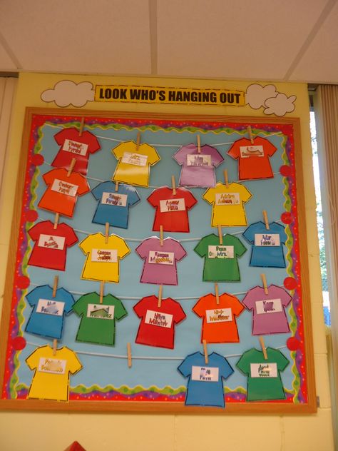 "Look who's hanging out?" Class names bulletin board.  Fun, colorful and can be kept up all year. Student Names Bulletin Board, Classroom Elementary, Class Quotes, Classroom Decor Middle, Bulletin Boards Classroom Decor, Student Picture, Class Activity, Wake Ideas, Elementary Counseling