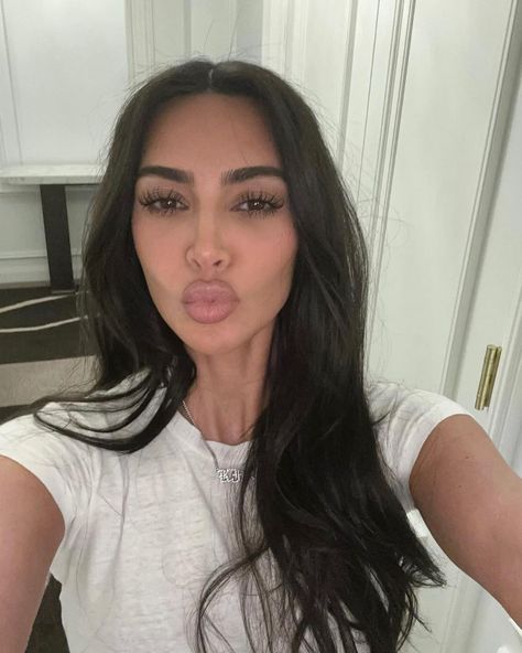 Kim Kardashian Eyelashes, Kim Kardashian Selfie, Kim Kardashian Closet, Kim Kardashian Wallpaper, Brunette Celebrities, Estilo Kim Kardashian, Kardashian Makeup, Kim Kardashian Makeup, Kim Kardashian Outfits