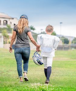 Mom And Son Football Photo Ideas, Mom Car Organization, Football Family Pictures, Kids Sports Pictures, Football Mom Outfit, Sports Mom Outfit, Football Players Pictures, Mom Haircut, Sports Photoshoot