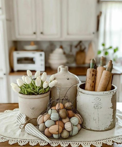 Crock Decor, Easter Kitchen Decor, Case In Stile Country, Country Deco, Vintage Crock, Counter Decor, Hus Inspiration, Farmhouse Interior, Vintage Spring