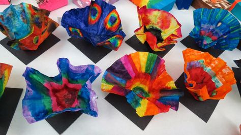 Art Room Blog: Dale Chihuly Glass or Coffee Filters... Coffee Filter Art, Mobile Hanging, 2nd Grade Art, Dale Chihuly, Elementary Art Projects, Kindergarten Art, Coffee Filters, Art Lessons Elementary, Chihuly