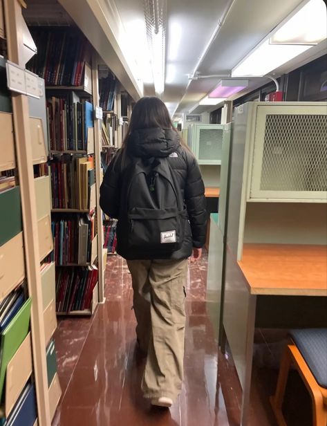 Girl facing away from camera walking in a library. Tumblr College, Alt Y2k, Y2k Instagram, Collage Photography, Ootd Poses, Stylish School Bags, School Bag Essentials, Backpack Outfit, Hate School