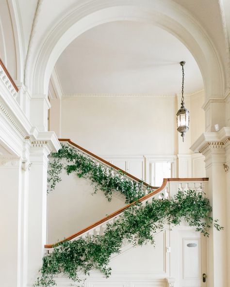 staircase switchback banister decor bright greenery Wedding Stairs, Interior Design Minimalist, Boda Diy, Rustic Wedding Decorations, Wedding On A Budget, Wedding Reception Ideas, Boda Mexicana, Stair Decor, Greenery Garland