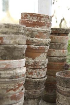 Terra Cotta Pot Makeover, Tuscan Flower Pots, Aging Clay Pots Terra Cotta, Grain Scoop Decor, Old Pots, Vintage Terracotta Pots, Aging Terra Cotta Pots, Prairie Farmhouse, Potting Benches