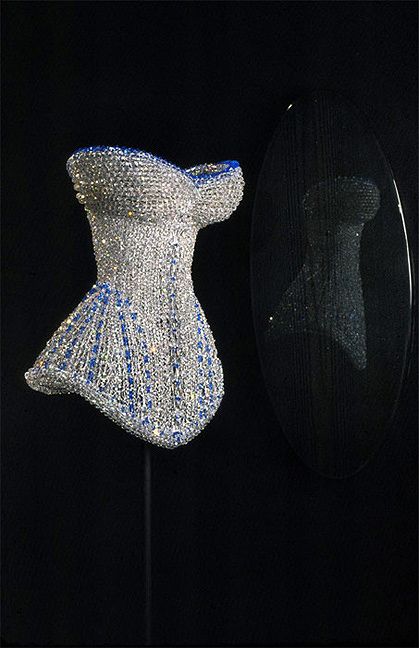 Swarovski chandelier crystal corset on a stainless steel wire frame. By German visual artist Justen Ladda who is based in NYC. His work has been showcased at the Museum of Modern Art. Textiles Corset, Ugh Fashion, Capitol Fashion, Crystal Corset, Burlesque Costumes, Classy Clothes, The Museum Of Modern Art, Burlesque Costume, Mode Costume