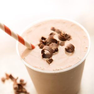 Copycat Wendy’s Chocolate Frosty Recipe - Six Sisters' Stuff Chocolate Frosty Recipe, Copycat Frosty, Wendys Frosty Recipe, Fancy Deserts, Low Carb Desserts Easy, Wendys Frosty, Chocolate Frosty, Frosty Recipe, Six Sisters Stuff