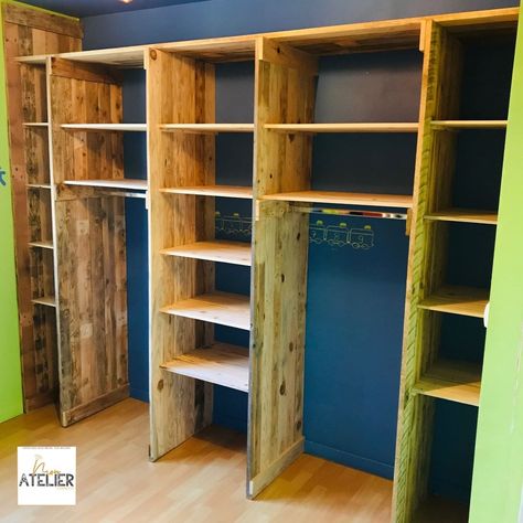 Costume Vert, Diy Dress, Wood Pallets, Armoire, Bookcase, Sweet Home, Shelves, Wood, Wall