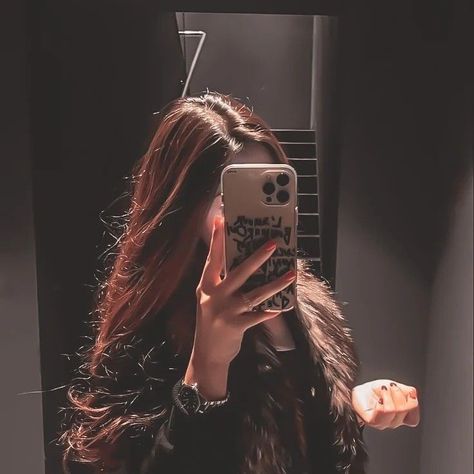 #heer #dpz #pins #girlsdp Anger Photography, Bff Hands Aesthetic, Fire Fire, Stylish Dpz, Best Poses For Pictures, Aesthetic Eyes, Long Hair Girl, Cute Poses For Pictures, Girls Dp