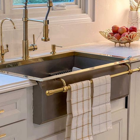 Stainless Farm Sink, Fancy Kitchen Sink, Kitchen Zinc Ideas, Farmers Sink Kitchen, Sink With Towel Bar, Gullo Kitchen, Farm Sink Kitchen, Kitchen Sink Farmhouse, Barn Sink