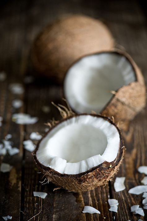 Coconut oil - My new favourite moisturizer. I slather this on when I get out of the shower/bath and it makes for a perfect whole body moisturizer. Bonus: you look all shiny and glistening ;) Coconut Flan, Health Coconut Oil, Avocado Ice Cream, Coconut Oil Uses, Benefits Of Coconut Oil, Oil Pulling, Living Healthy, Deilig Mat, Flan