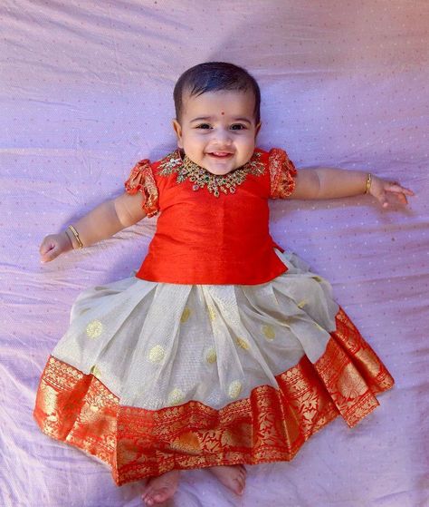 Sweet Pockets Official on Instagram: “Cutest lil client looking adorable in our Banarsi Chanderi Tissue lehenga for her annaprasana ❤️❤️ LOVE @sweetpocketsofficial #kids…” Tissue Lehenga, Traditional Baby Dresses, Langa Blouse, Indian Dresses For Kids, Pattu Langa, Kids Frock, Children Outfits, Dress For Baby Girl, Kids Ethnic Wear