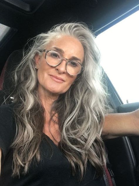 Grey Hair And Glasses, Hair And Glasses, Grey Hair Wig, Long White Hair, Kadeřnické Trendy, Gorgeous Gray Hair, Grey Hair Inspiration, Beautiful Gray Hair, Hair Gray