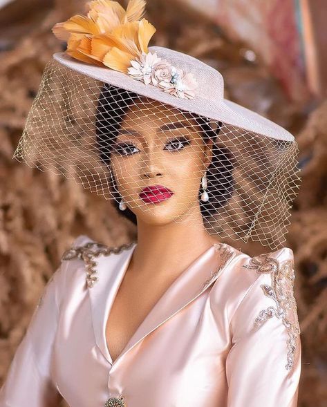 Headgear Fashion, Wedding Asoebi, Civil Dress, Fascinator Hats Outfit, Fascinator Hats Diy, Fascinator Hats Wedding, Hat With Veil, Classy Hats, Bridal Fascinator