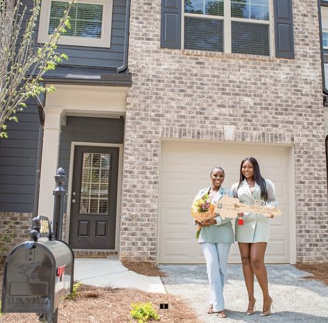 Buying Parents House Aesthetic, Buying A House First Time Aesthetic, Real Estate Esthetics, Real Estate Agent Black Women, Black Real Estate Agent Aesthetic, Real Estate Black Women, Black Realtor Aesthetic, Black Real Estate Women, Real Estate Lifestyle Photos