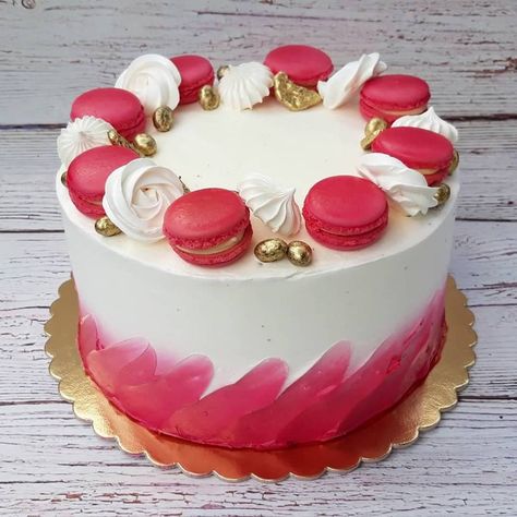 Macaron Cake Decoration, Cake With Macarons On Top, Louise Cake, Red Velvet Cake Decoration, Grapefruit Cake, Brushstroke Cake, Bolo Red Velvet, Cold Cake, Macaron Cake