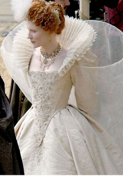 Queen Elizabeth makes us envious in her show of power and desirability through her hair and elegant white dress. Elizabethan Costume, Elizabethan Fashion, Tudor Fashion, Elizabethan Era, Theatre Costumes, Elizabeth I, Costume Drama, Stage Costume, Period Costumes