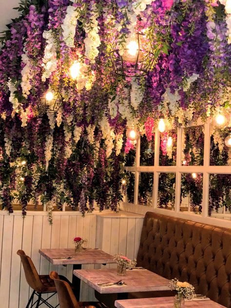 Luxury Cafe, Cafe Theme, Flower Cafe, Patio Flowers, Themed Cafes, Coffee Shop Aesthetic, Flower Business, Steak House, Floral Interior