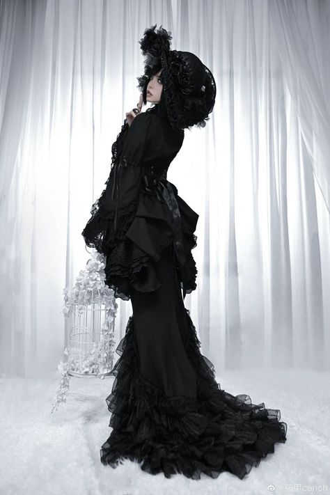 1800 Gothic Fashion, Victorian Royal Dress, Victorian Goth Fashion, Haunted Wedding, Gothic Gowns, Goth Fits, Goth Outfit Ideas, Goth Subculture, Victorian Goth