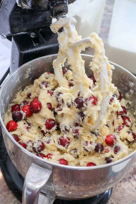 Cranberry Christmas Cake Cranberry Dump Cake, Cranberry Christmas Cake, Cranberry Cake, Christmas Cake Recipes, Cranberry Recipes, Christmas Dishes, Christmas Cooking, Holiday Cooking, Holiday Desserts