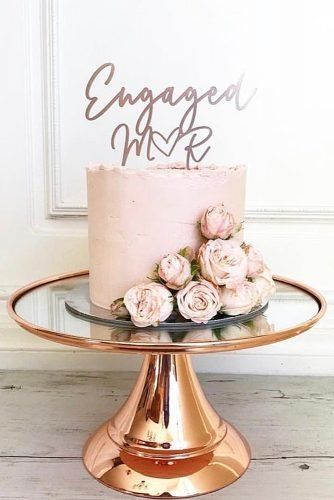 Best Engagement Party Cakes Ideas And Tips ★ engagement party cakes engaged cake topper Party Cakes Ideas, Engagement Party Food Ideas, Engagement Party Food, Engagement Party Recipes, Engagement Party Decorations Diy, Engagement Brunch, Backyard Engagement Parties, Engagement Party Diy, Engagement Party Themes