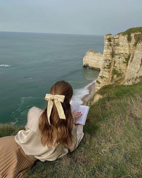 New Year Look, Behati Prinsloo, Escape Reality, Gambar Figur, Classy Aesthetic, Foto Vintage, Light Academia, Foto Pose, Mode Inspo