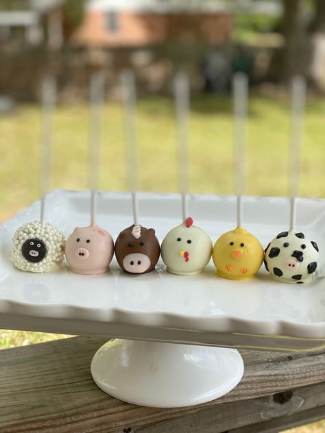 Cake Pop Farm Animals, Petting Zoo Cake Ideas, Farm Animal Chocolate Covered Strawberries, M&m Themed Cake, Farm Animal Cake Pops Diy, Cupcake Farm Animals, Farm Cake Pops Animals, Farm Cakepops Ideas, Animal Themed Cake Pops