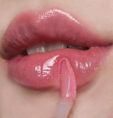 Discovered by Shajar e Tooba. Find images and videos about pink, aesthetic and makeup on We Heart It - the app to get lost in what you love. Pink Lip Aesthetic, Look Rose, Pink Lip Gloss, Soft Girl Aesthetic, Vogue Beauty, All I Ever Wanted, Mötley Crüe, Glossy Lips, Pink Lips