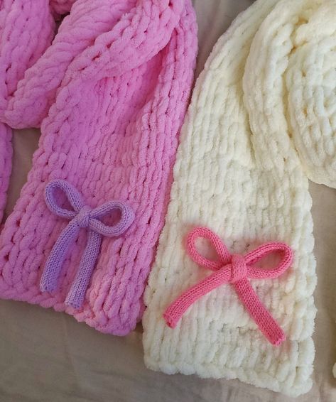 Hand Knitted Scarves, Diy Clothes Tops, Coquette Ribbon, Knitted Bow, Chunky Hand Knit, Knitted Fashion, Bow Scarf, Hippie Crochet, Clothes Tops