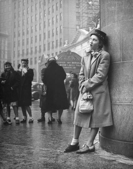 A teenager sings on a street corner as part of a sub-deb social club initiation in 1945. Nina Leen, Girl Singing, Shots Photography, Barnett Newman, Street Corner, Street Life, Famous Photographers, Time Life, Vintage Things