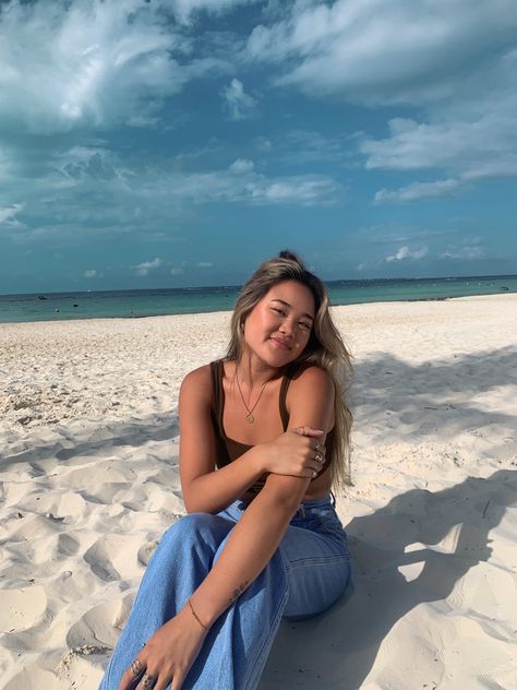 Beach Sitting Ideas, Beach Pose Sitting, Sitting On The Beach Poses, Jeans At Beach, Beach Poses For Shy People, Sitting Down Beach Poses, Sitting On Beach Pose, Shy Beach Poses, Sitting Insta Poses