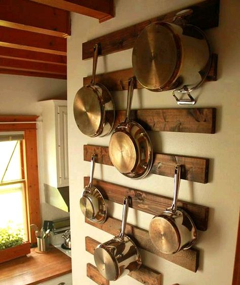 Creative ideas in crafts and upcycled, innovative, repurposed art and home decor. Dapur Rustic, Organiser Cucina, Stove Kitchen, Kitchen Wall Storage, Pan Storage, Kabinet Dapur, Ideas Para Organizar, Diy Casa, Pantry Storage