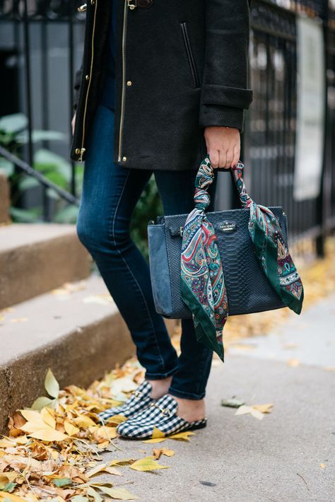 How to Tie a Scarf on Your Handbag Shopping Chicago, Scarf On Bag, Wear Bandana, Scarf Styling, Scarf Wearing Styles, Vintage Fashion 1950s, Gamine Style, Silk Bag, Fashion Inspiration Board