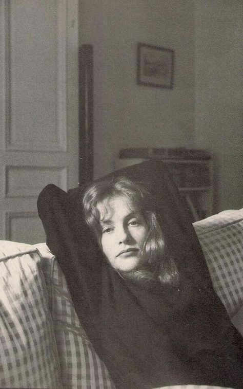 Henri Cartier-Bresson, Isabelle Huppert, 1980s Personal Portrait Photography, Casual Portrait Photography, 40s Photography, Elegant Woman Photography, Phography Ideas, Black And White Photography Vintage, Vintage Style Photography, Venice Painting, Art Smock