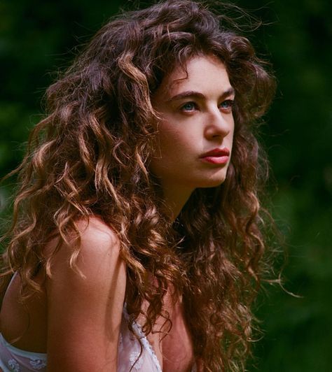 Eléonore (@eleonore.leojeanne) • Instagram photos and videos Eleonore Leojeanne, Wild Curly Hair, Shades Of Brunette, 120mm Film, Hair Photography, Honey Hair, Wild Hair, Curly Hair Inspiration, Hair Game