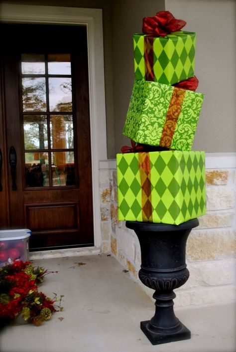 50+ Best Christmas DIY Outdoor Decor Ideas and Designs for 2020 Best Outdoor Christmas Decorations, Diy Christmas Yard Decorations, Outdoor Christmas Gifts, Front Porch Christmas Decor Ideas, Porch Christmas Decor Ideas, Porch Christmas Decor, Christmas Decor Ideas Diy, Christmas Yard Decorations, Front Porch Christmas