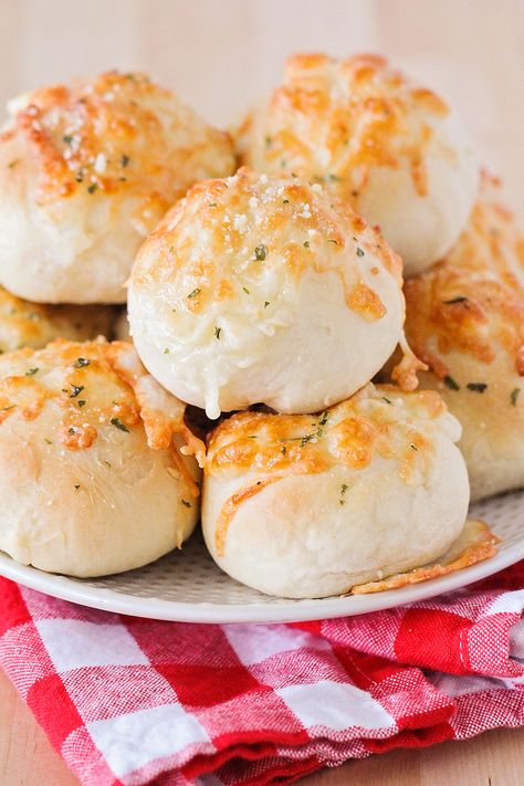 The Baker Upstairs: Stuffed Cheese Buns + 21 Mouthwatering Cheese Recipes Cheesy Pesto Bread, Stuffed Buns, National Cheese Day, Pesto Bread, Cheese Buns, Cheese Day, Cheese Stuffed Shells, Pasta Side Dishes, Bun Recipe