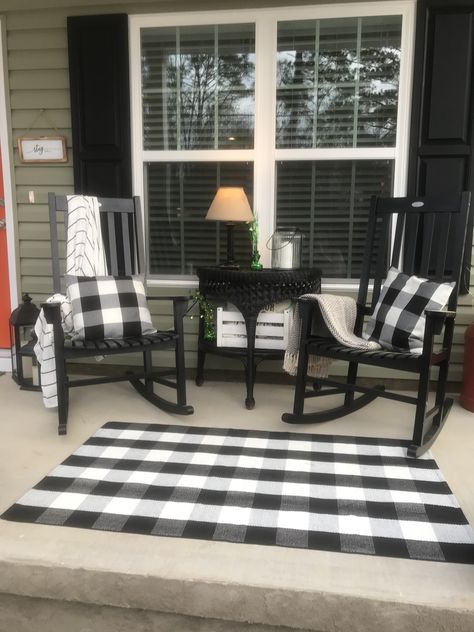 Small Back Deck Decor, Small Long Front Porch Ideas, Front Patio Furniture Ideas, Long Front Porch Ideas, Country Front Porch Decor, Simple Porch Decor, Small Front Porch Ideas Entrance, Front Porch Furniture Ideas, Decorating Porch