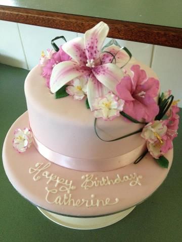 Lily Cake Design, Lily Birthday Cake, Lilly Cake, Lily Cake, Cake Design Inspiration, Fondant Flower Cake, 18th Cake, 13 Birthday Cake, Lilly Flower