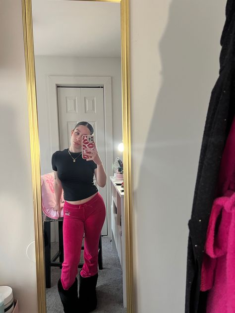 Pink Velour Pants Outfit, Juicy Couture Sweatpants Outfit, Juicy Pants Outfit, Pink Track Pants Outfit, Juicy Couture Pants Outfit, Velour Pants Outfit, Juicy Pants, Pink Pj Pants, Vs Pink Sweatpants