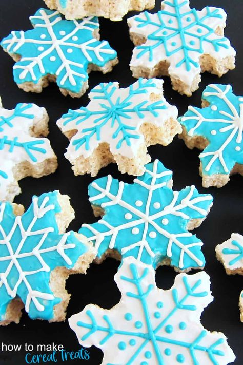 Snowflake Rice Krispie Treats | howtomakecerealtreats.com Microwave Rice Krispie Treats, Vegan Rice Krispie Treats, Treats For Christmas, Rice Krispie Treats Christmas, Snowflake Sugar Cookies, Marshmallow Cereal, Rice Crispy Treats Recipe, Snow Party, Krispie Treats Recipe