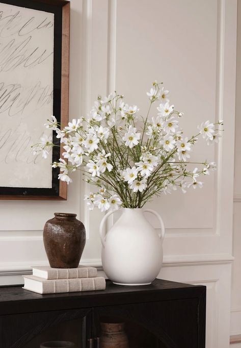 White Flowers In White Vase, Celestial Floral Arrangements, White Flowers Vase, White Vase With Flowers, Artificial Wildflowers, Wild Cosmos, Vase Decorating Ideas, White Cosmos, White Cosmo